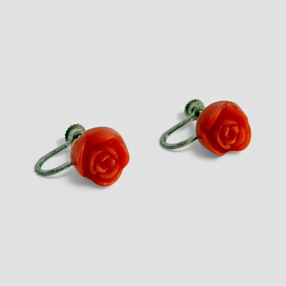 🌹 Vintage Carved Red Rose Screw Back Floral Earrings Faux Coral Jewelry - Picture 4 of 7